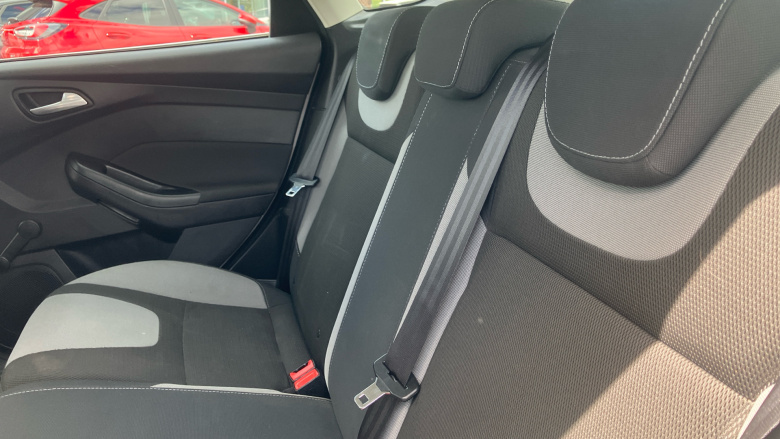 Ford Focus 1.6 Zetec 5dr Petrol Hatchback